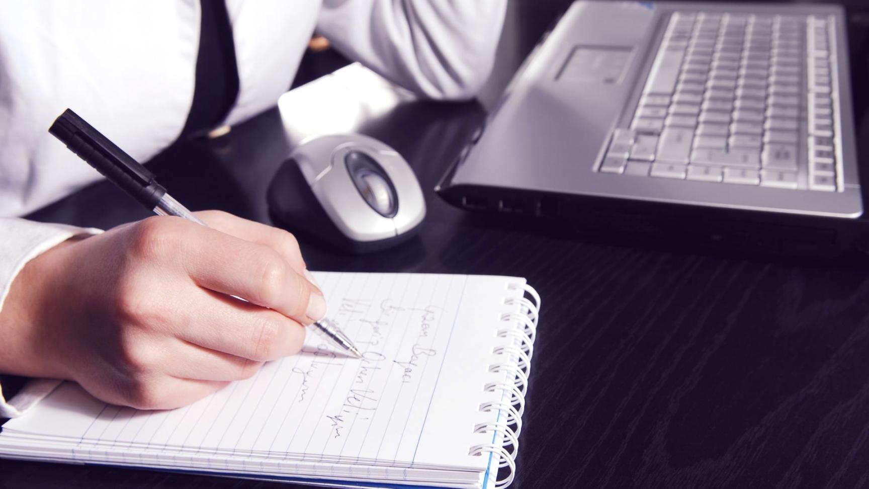 Išlaidų valdymo seminaro dalyviai dirba su skaičiuoklėmis ir finansiniais duomenimis